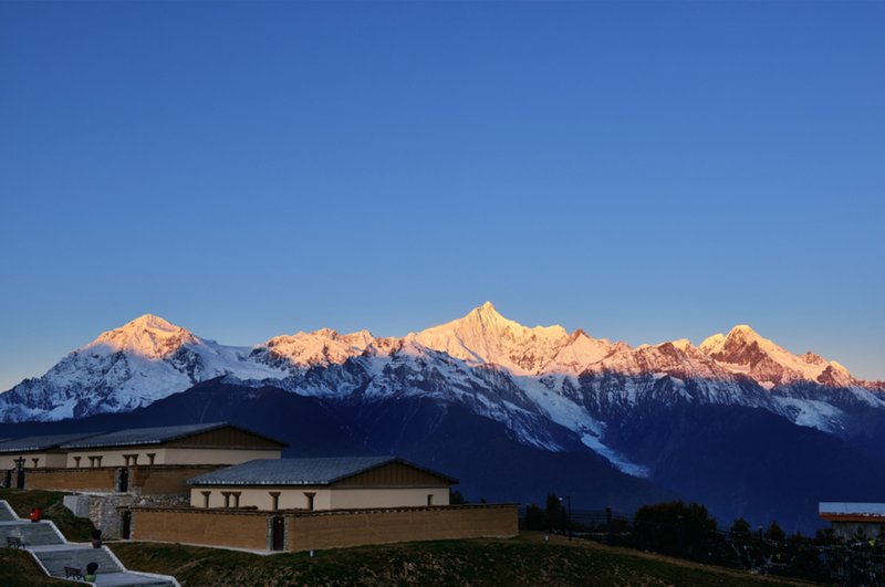 德钦高山别庄·梅里酒店外景图