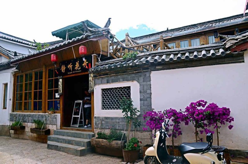 Listening Flowering Inn Lijiang Over view