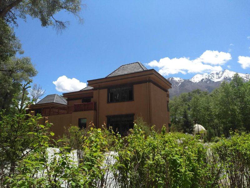 Tibetan Sky Mirror Resort  Hotel Over view