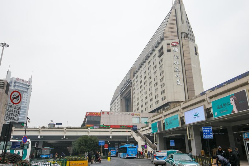 Zhejiang Railway City Square HotelOver view