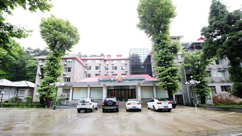 The star of the jinjiang hotel is lushan scenic spot xiangshan road the cloud over view