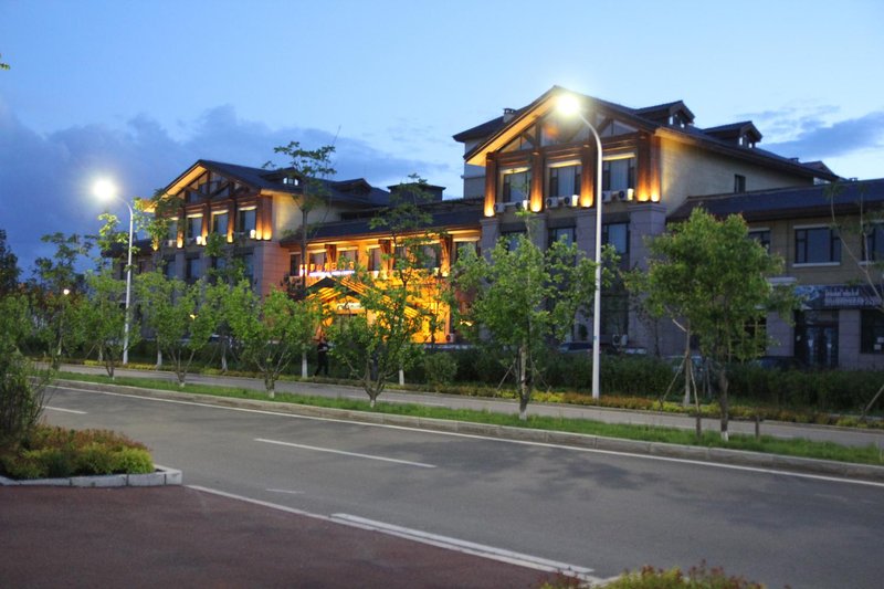 长白山那山假日酒店外景图