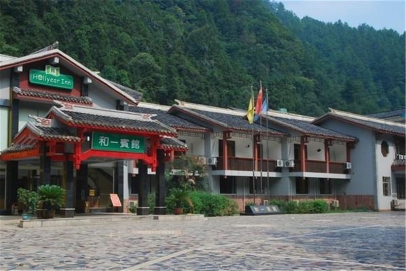 Zhangjiajie Hollyear Inn Over view