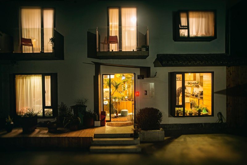 Rock Wood Cozy House Over view