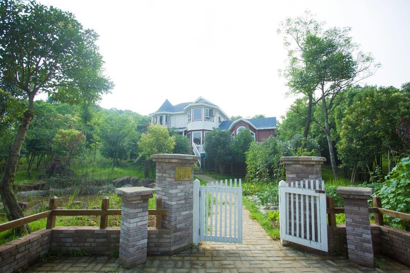Zipengshan Wooden House Resort Over view