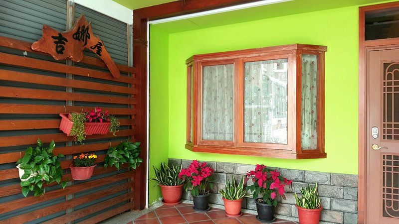 Ginas House 酒店外观