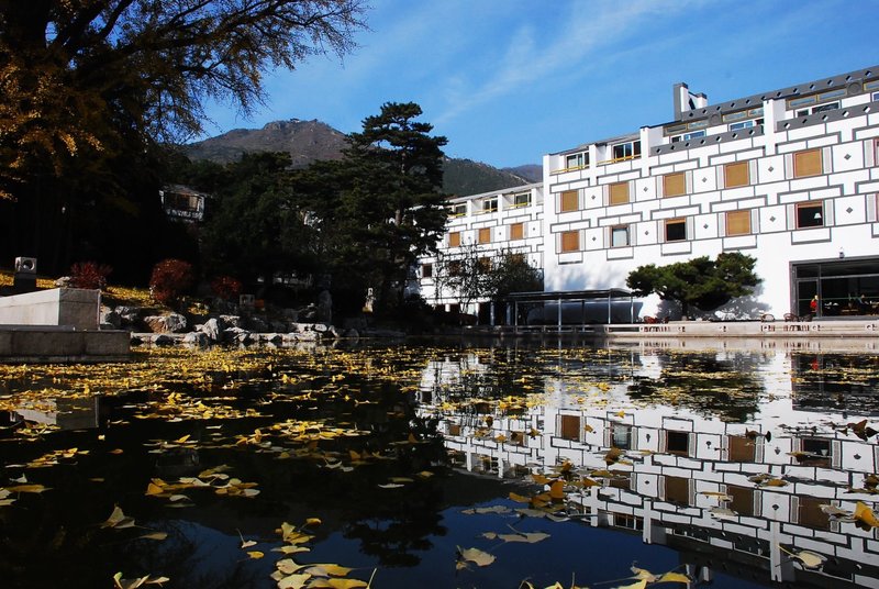 Fragrant Hill Hotel Over view