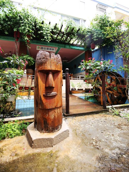 24 Color Theme Inn Over view