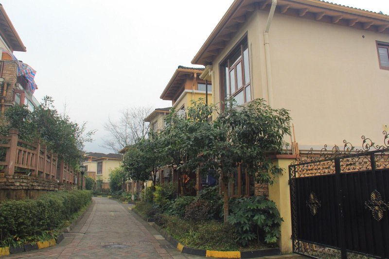 Huashuiwan Badengbadeng Spa Hotel VillaOver view