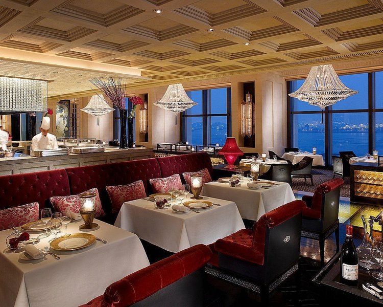 Four Seasons Hotel Hong Kong Restaurant