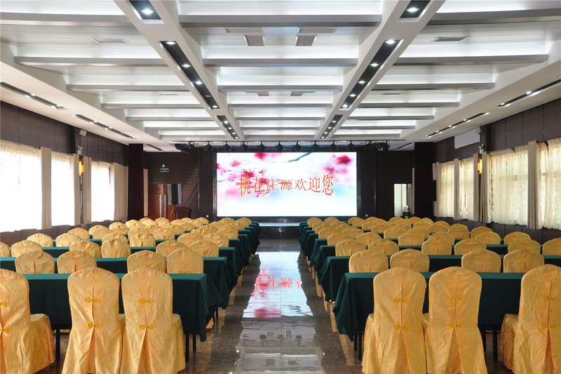 Taohua Zhuangyuan Hotel meeting room