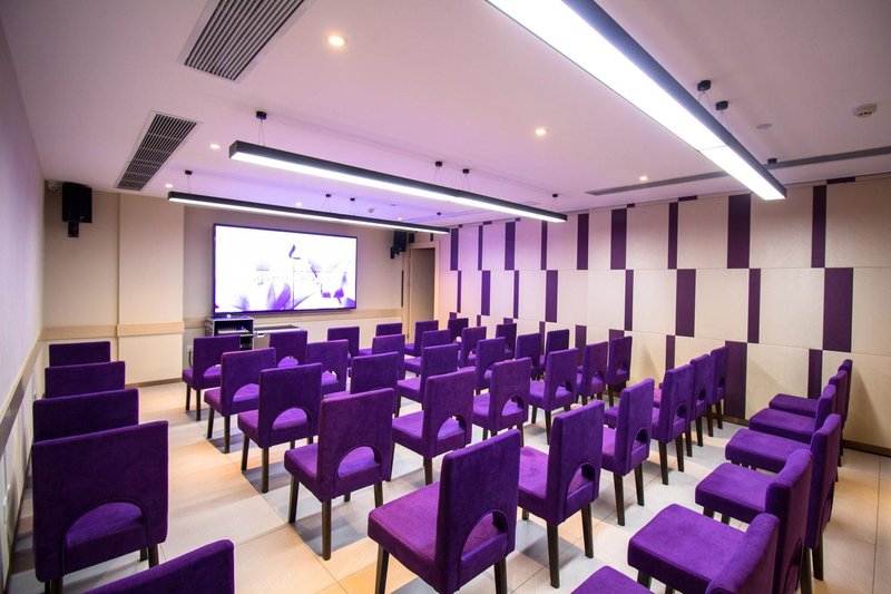 Lavande Hotel (Wuhan Zhuyeshan Metro Station) meeting room