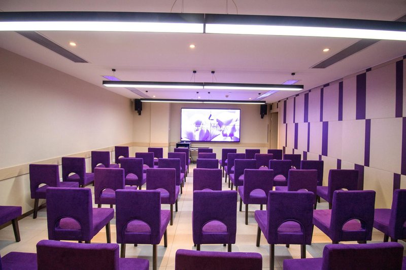 Lavande Hotel (Wuhan Zhuyeshan Metro Station) meeting room