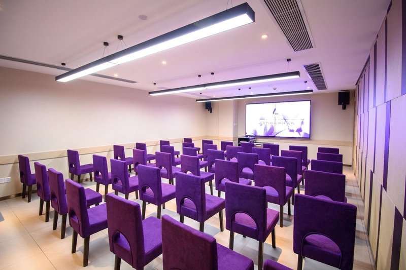 Lavande Hotel (Wuhan Zhuyeshan Metro Station) meeting room