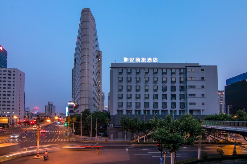 Home Inn Selected(Shanghai North Sichuan Road Baoshan Road subway station store) over view