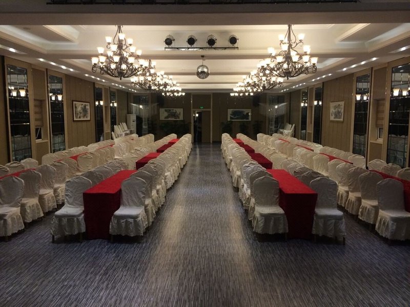 Longsheng Huachen Business Center meeting room