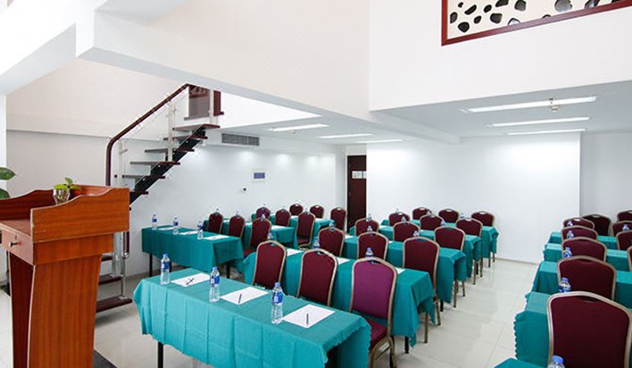 Tujia Sweetome Vacation Rentals  meeting room