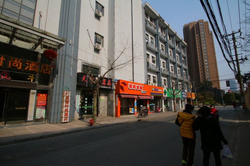 Fuyi Fashion Hotel (Shanghai Tibet North Road subway station store) Over view