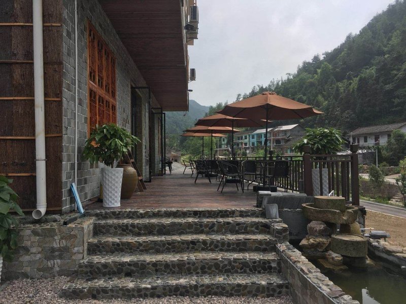 Yishan Bangshui Inn Over view