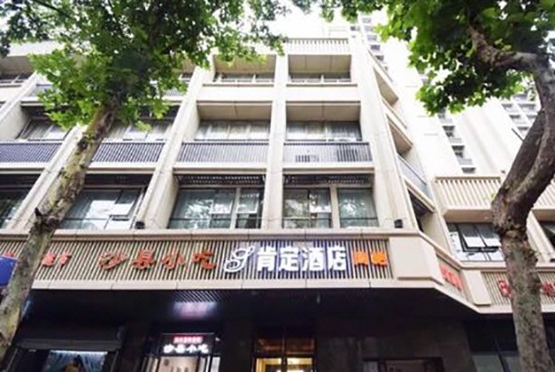 Hening Hotle Over view