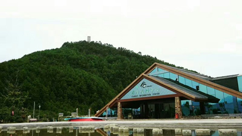 Efengling log cabinOver view