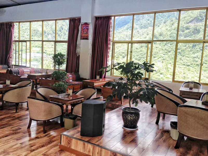 longzixianzfarixingruixuelvyoufuwujiedaizhongxinHotel public area