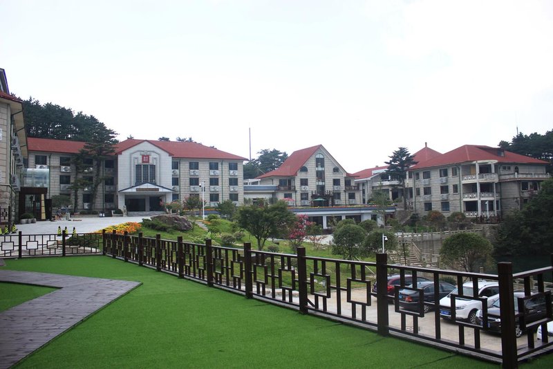 Lushan Lotus Lake Hotel Over view