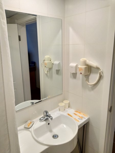 Home Inn (Karamay Tianshan Road Broadcast & TV Station)Guest Room