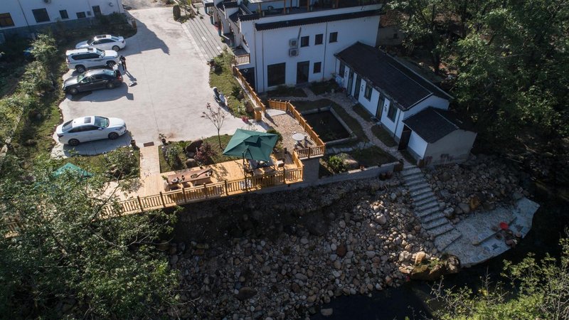 Jomo Xizhu Hostel Over view