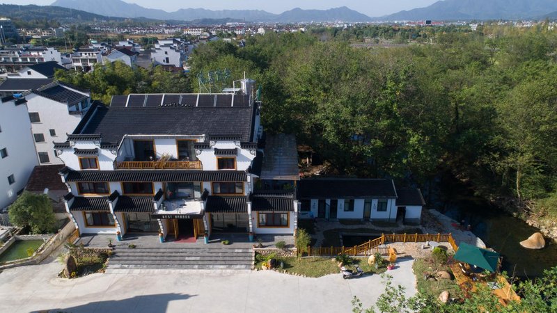 Jomo Xizhu Hostel Over view