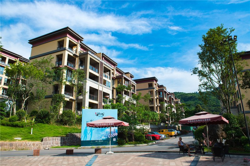 Danxia Valley Holiday Hostel Over view