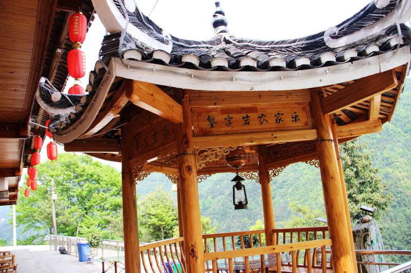 Qujiang source rock chisel word farmhouse Over view