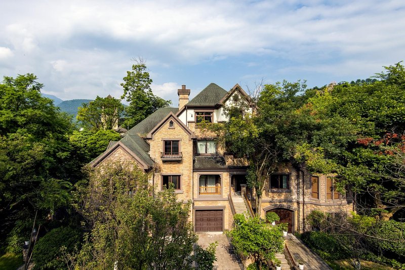 Hi Villa (Emei Mountain and Lake Hot Spring House) Over view