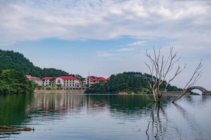 Lushan Lotus Lake Hotel Over view