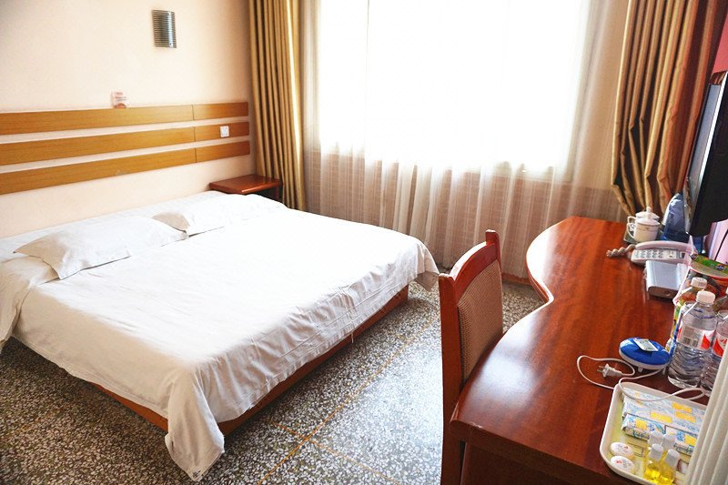 Traders Hotel in Yongsheng Guest Room