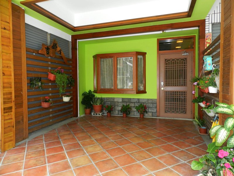 Ginas House 酒店外观