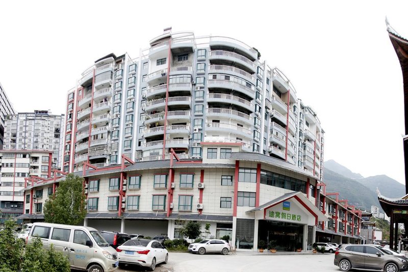 Towo Holiday Hotel (Badong Tourist Center Pier)Over view