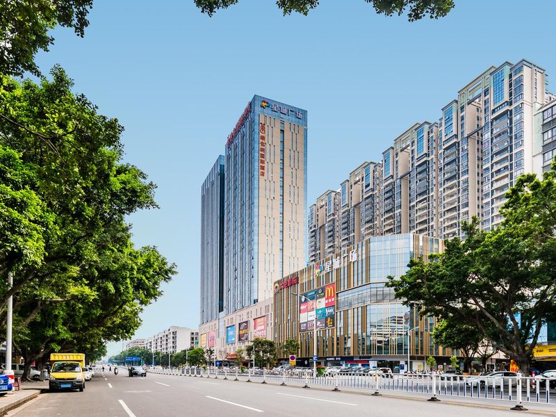 Vienna International Hotel (Zhaoqing Center Lake view) Over view