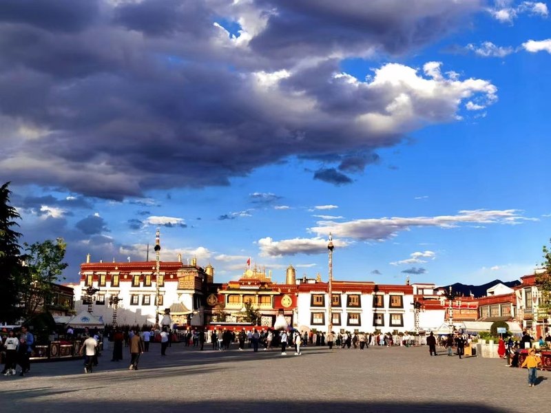 Guichu Hotel (Jokhang Temple) Over view