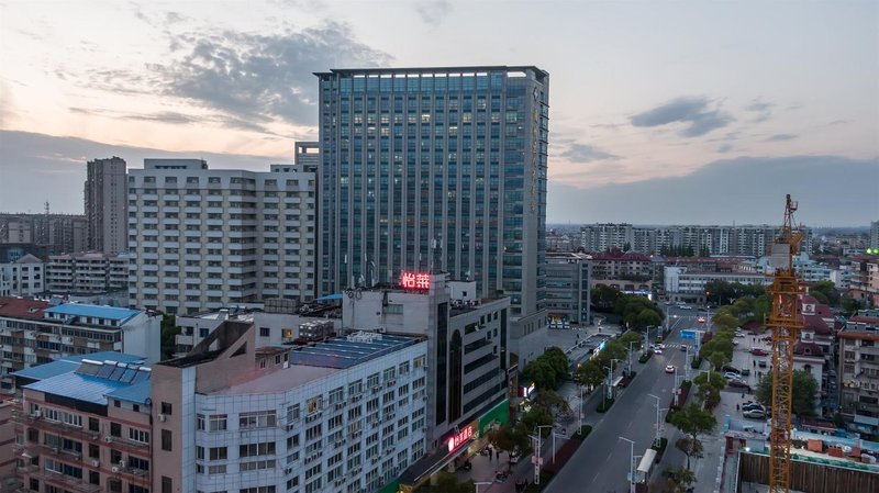 Eden Holiday Hotel (Nantong Tongzhou Wenfeng Great World Store) Over view