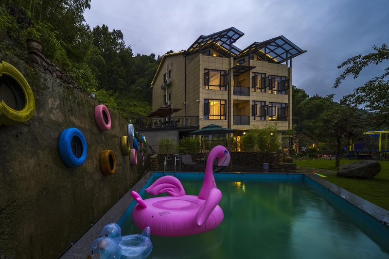 Linjian Mountain House (Anji Longwang Mountain Drift Shop) Over view