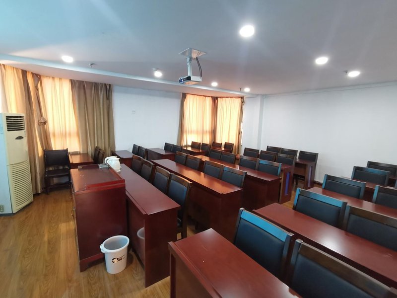7 Days Premium Xinyang Railway Station Culture Centermeeting room