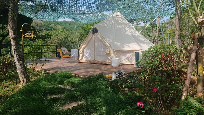 Empty Valley Garden Star Tent Camp Over view