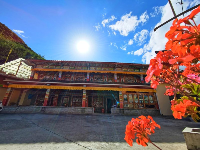 Meido Kamsa Tibetan Inn Over view