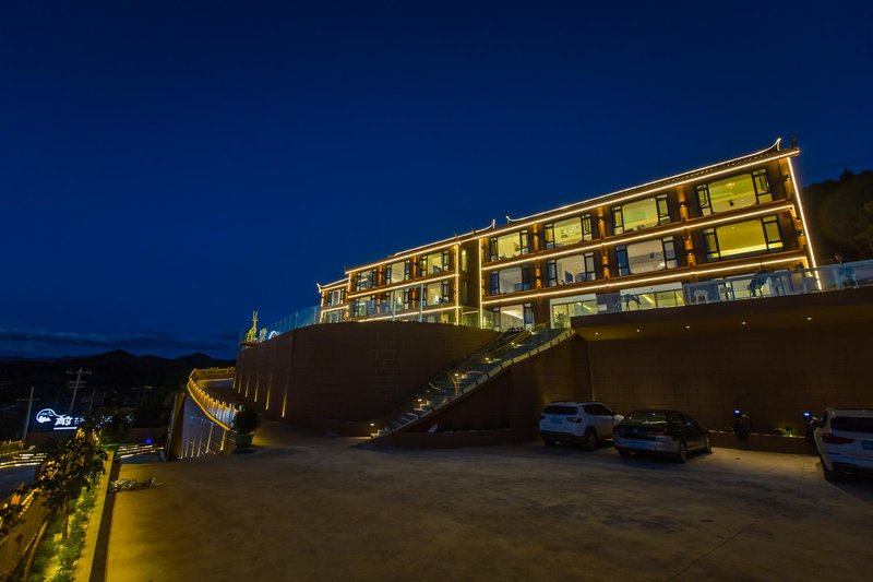 Lugu Lake Front Lake·Yueyao Lakeview Resort Hotel Over view