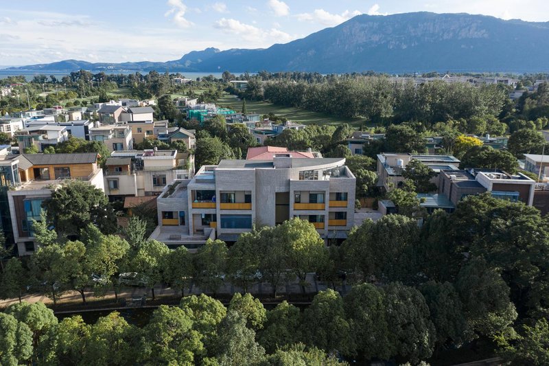 HILLSIDE RETREAT Over view