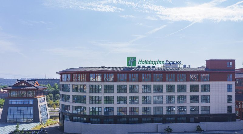 Holiday Inn Express Dengfeng Songshan Over view