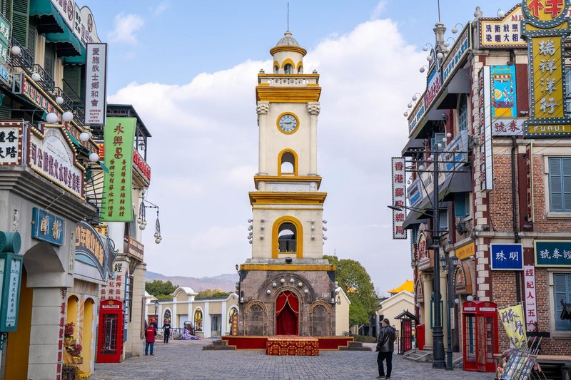 Lunar Hotel周边景点