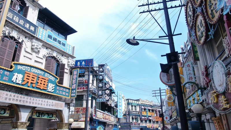 Lunar Hotel周边景点