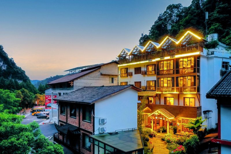 Floral Hotel·Yicheng Yijia Inn(Dongda store of Zhangjiajie National Forest Park) Over view